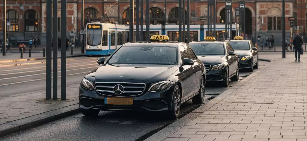 Zo sta je niet te zoeken: Waar staan taxi’s voor Schiphol bij Hollands Spoor? Zo sta je niet te zoeken: Waar staan taxi’s voor Schiphol bij Hollands Spoor?