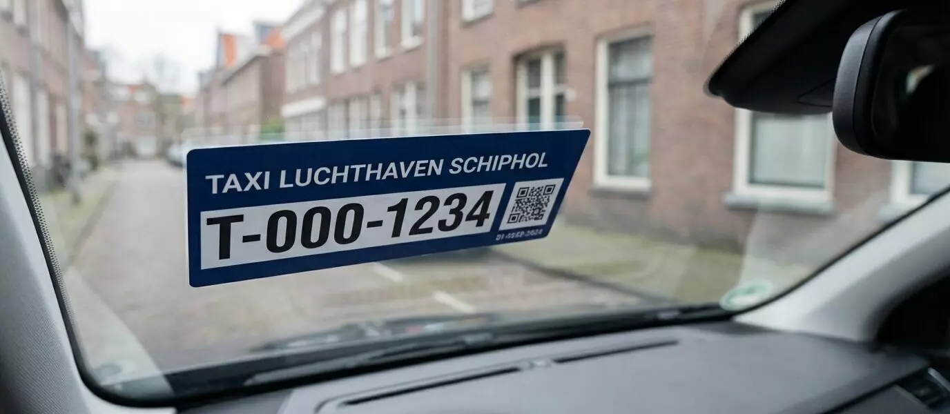 Hoe herken je taxi’s met vergunning voor ritten naar Schiphol? Hoe herken je taxi’s met vergunning voor ritten naar Schiphol?