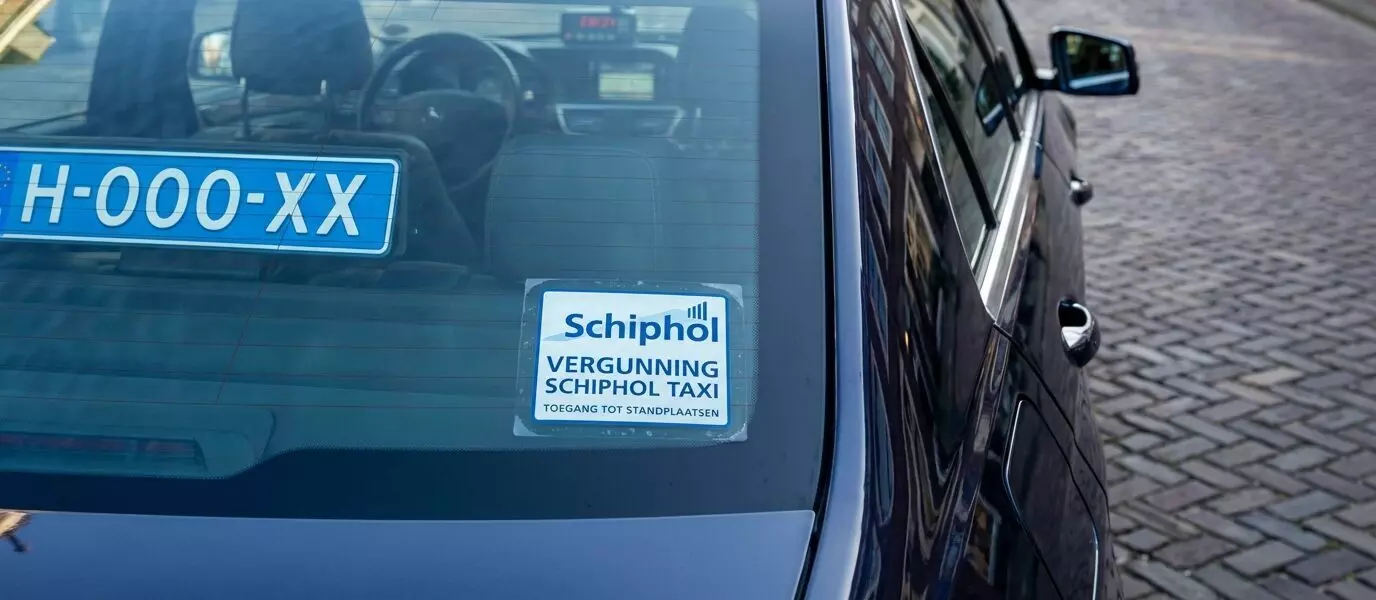 Hoe herken je taxi's met vergunning voor ritten naar Schiphol? Herken direct een taxi met vergunning voor ritten naar Schiphol