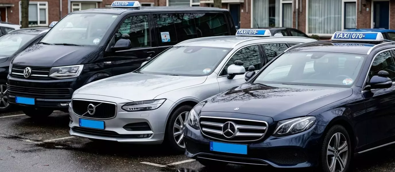 Hoe herken je taxi's met vergunning voor ritten naar Schiphol? Typen taxi’s voor luchthavenvervoer en welk type je nodig hebt