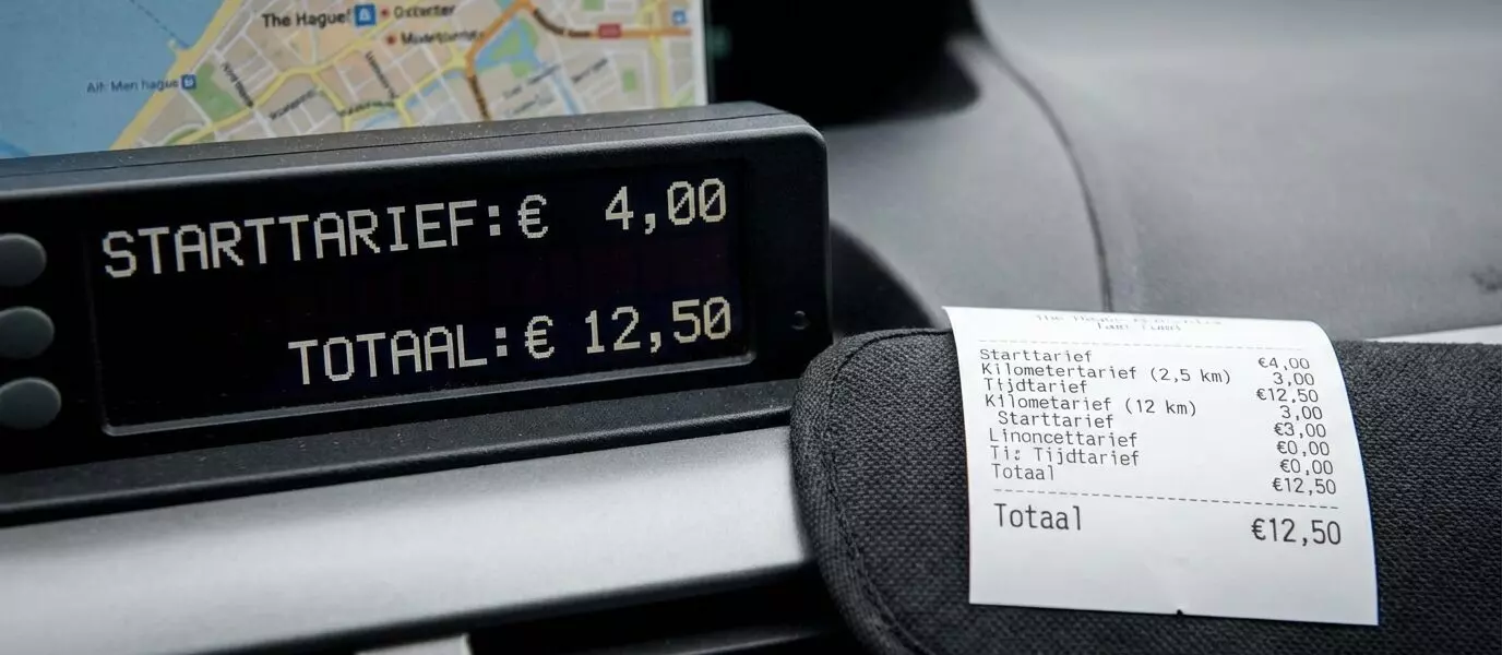 Wat is het starttarief voor taxi's in Den Haag centrum overdag? Rekenvoorbeeld: Wat ben je gemiddeld kwijt binnen Den Haag centrum overdag?