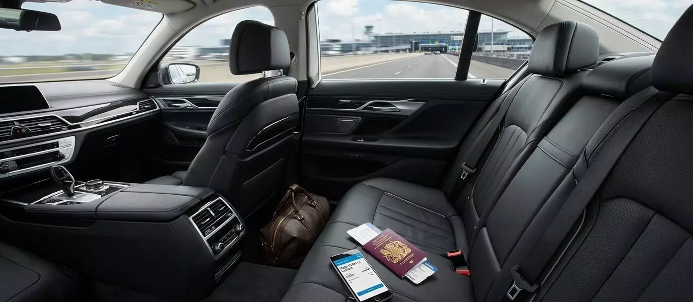 Zijn er taxi’s naar Schiphol met Engelstalige chauffeurs voor expats? Engelstalige taxi’s naar Schiphol: Ideaal voor expats in Den Haag en omgeving