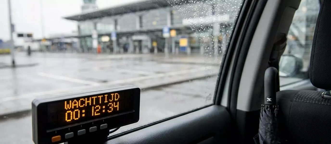 Iedereen kent het wel: je hebt een taxi naar het vliegveld besteld, maar voor je het weet zit je langer te wachten dan je lief is. Iedereen kent het wel: je hebt een taxi naar het vliegveld besteld, maar voor je het weet zit je langer te wachten dan je lief is.