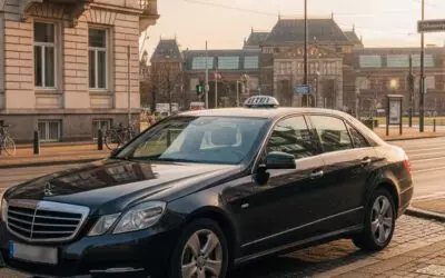 Hoe verloopt een taxirit van hotel naar attracties in Den Haag?