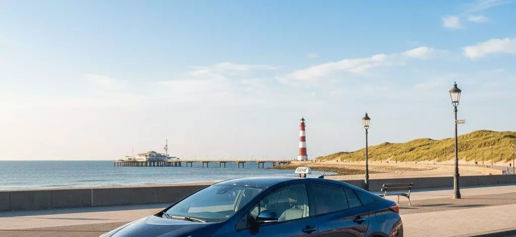 Stranddag in Scheveningen met pier, vuurtoren en rustige duinen in Den Haag.