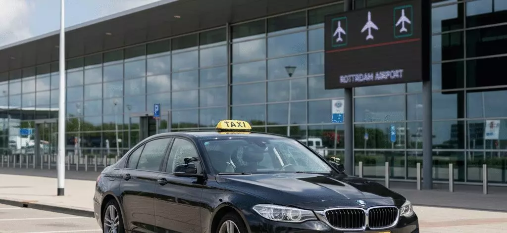 Zakelijk taxi vervoer naar Rotterdam Airport: Factuurmogelijkheden en reserveren