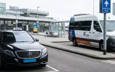 Wat zijn de verschillen in kosten tussen taxi en shuttle naar vliegvelden?