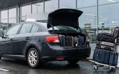 Als je wel eens een taxi naar het vliegveld neemt met flink wat koffers, weet je hoe spannend deze rit kan zijn.