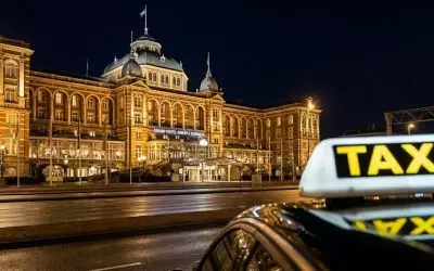 Waar kun je terecht voor een taxi naar Schiphol na een diner in Kurhaus?