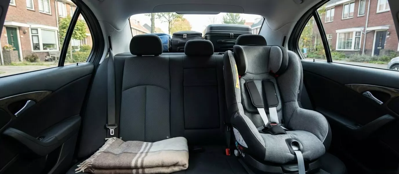 Kostenindicatie taxi met kinderzitje naar het vliegveld