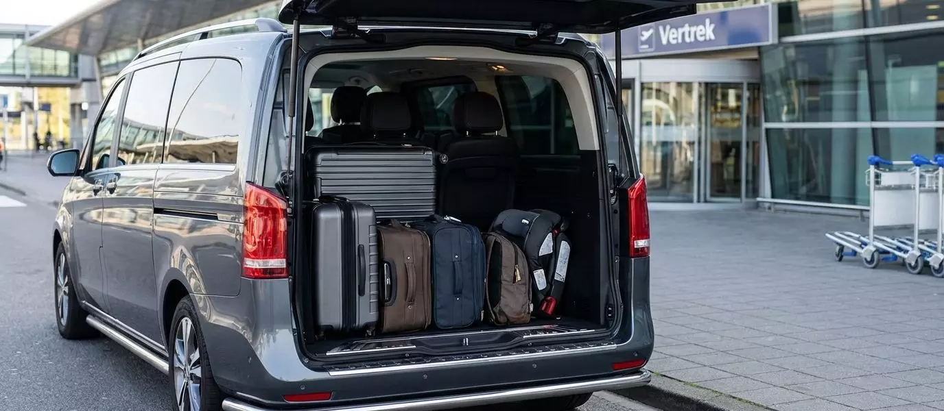 Het proces om met meerdere personen een taxi naar het vliegveld te nemen